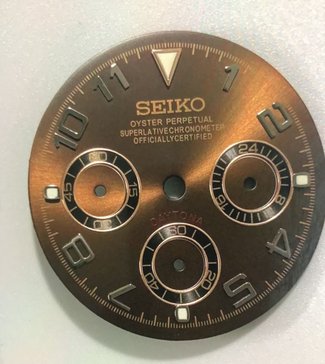 2 brown dials, 1 red