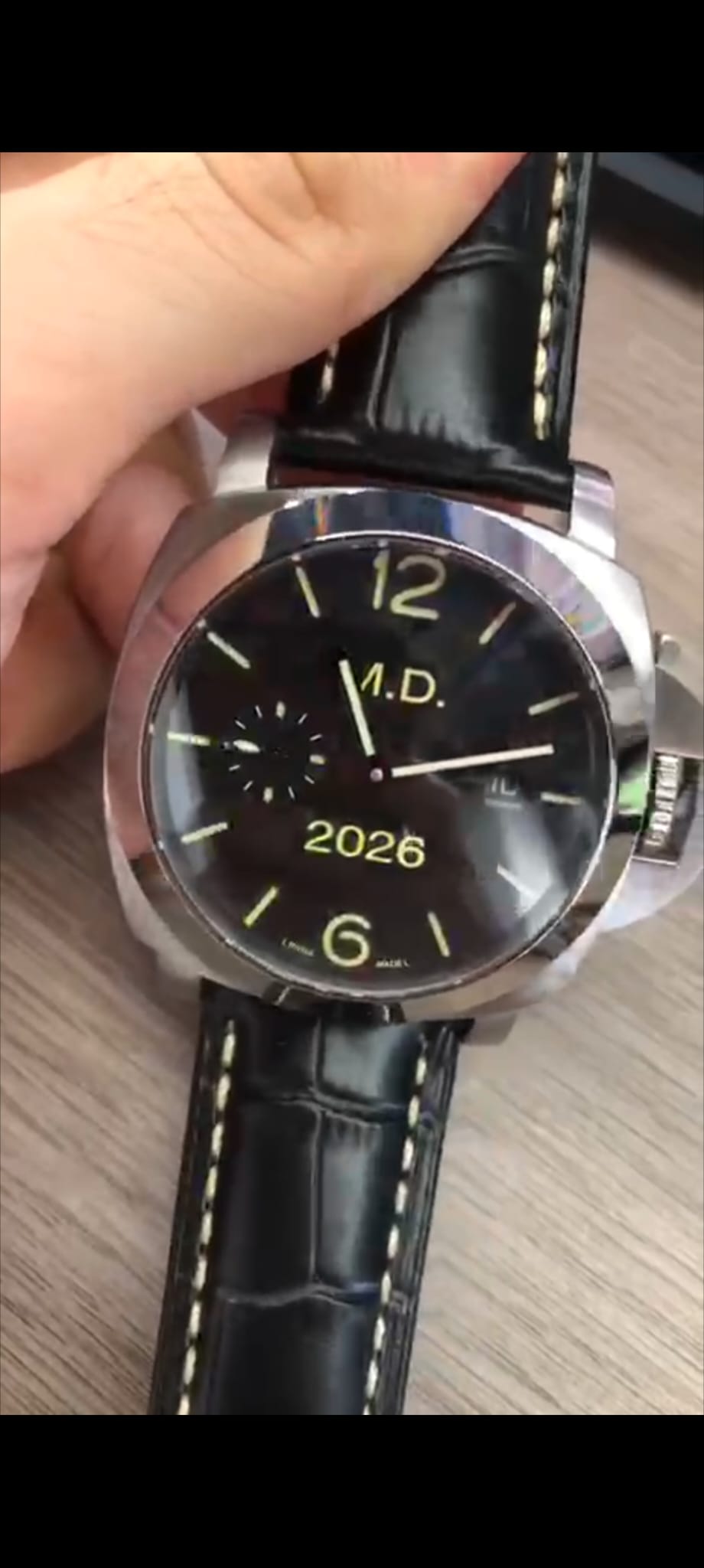“LAWTON”The color of the watch print is the same as the picture.